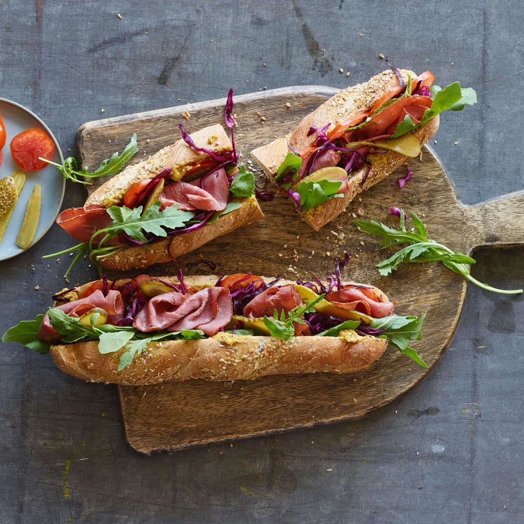 Sandwich au pastrami et au chou rouge