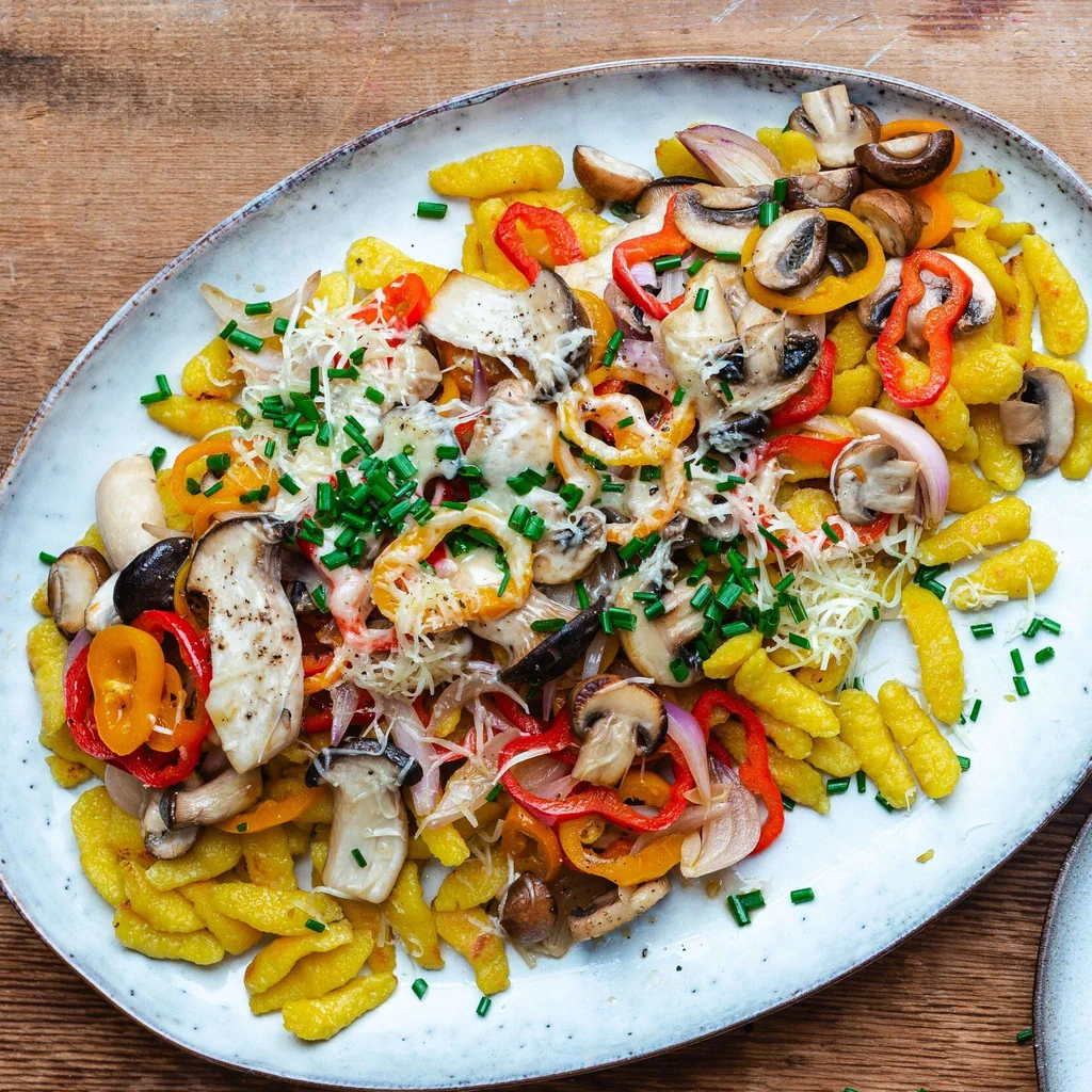 Spätzli con funghi e peperoni 