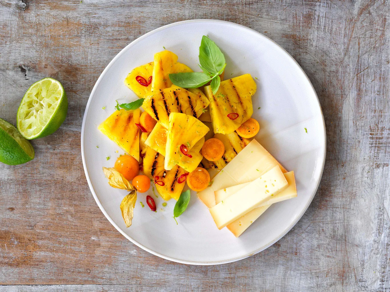 Formaggio di montagna con insalata dolce e piccante all'ananas