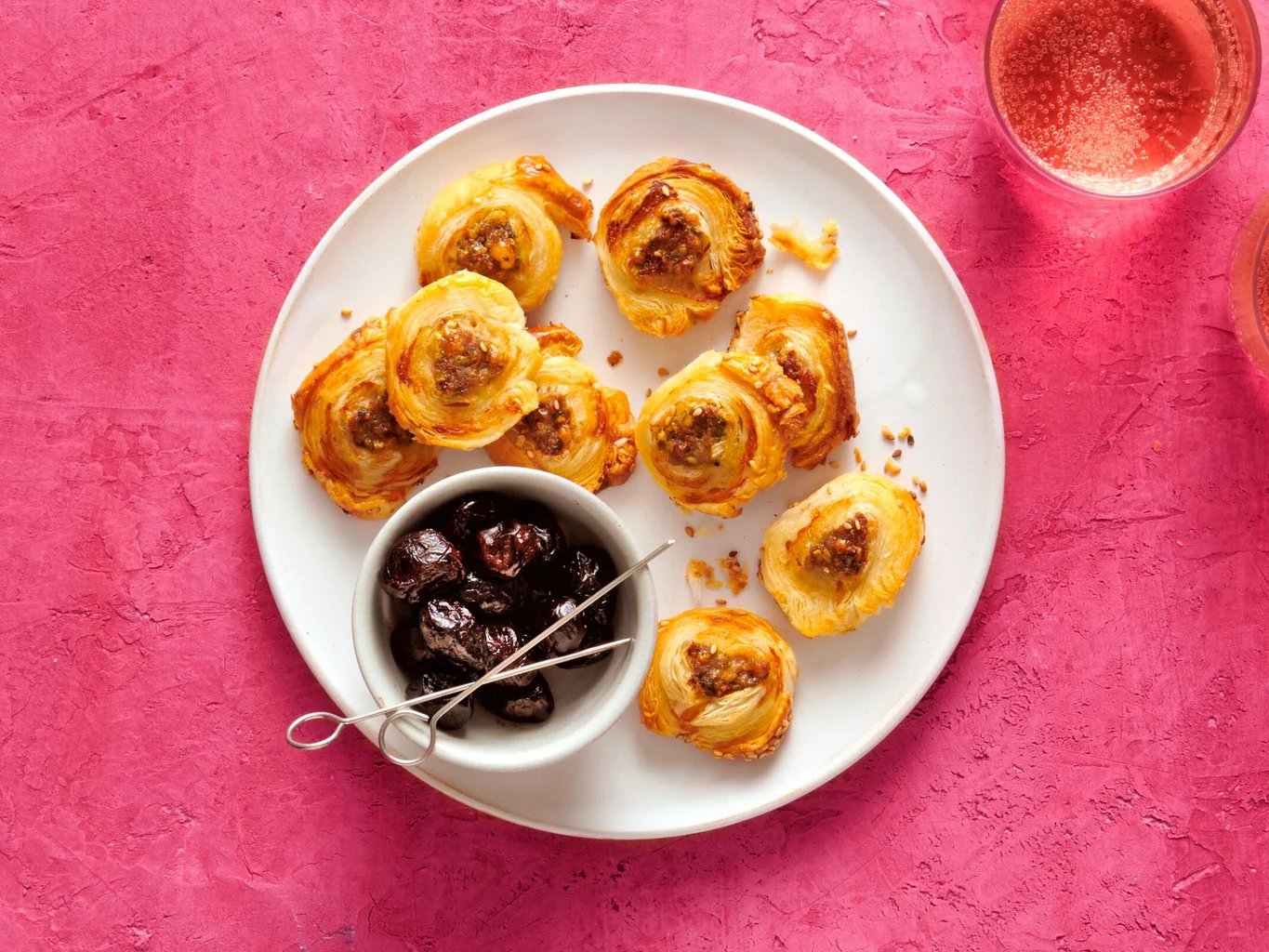 Petits feuilletés roulés au fenouil et à la saucisse