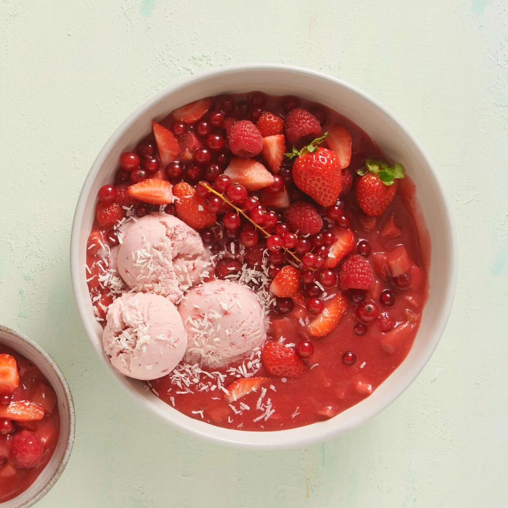 Rhabarbergrütze mit Beeren