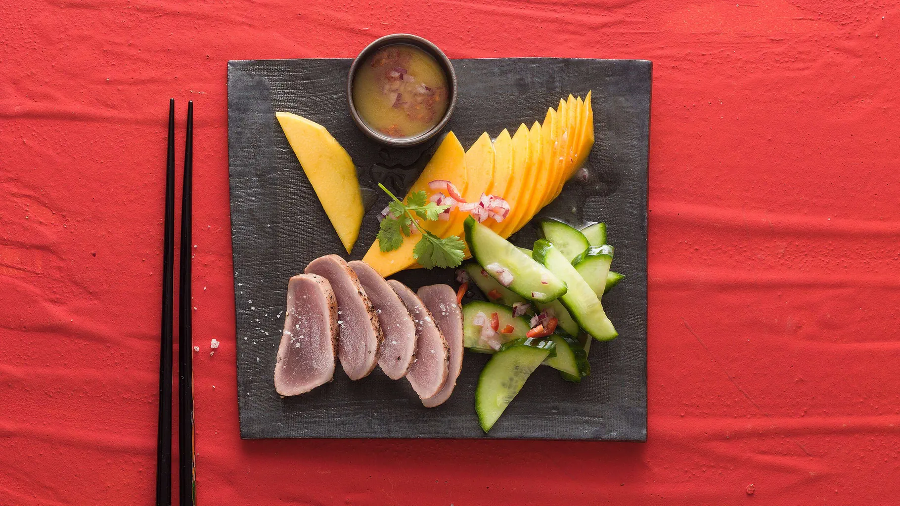 Tuna mit Mango, Gurke und Wasabi-Dressing