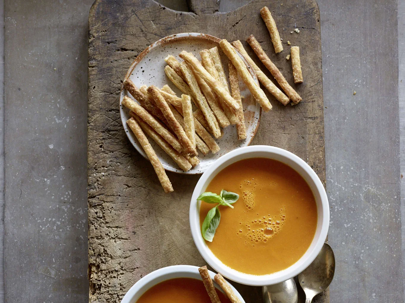 Soupe de tomates avec bâtonnets croustillants