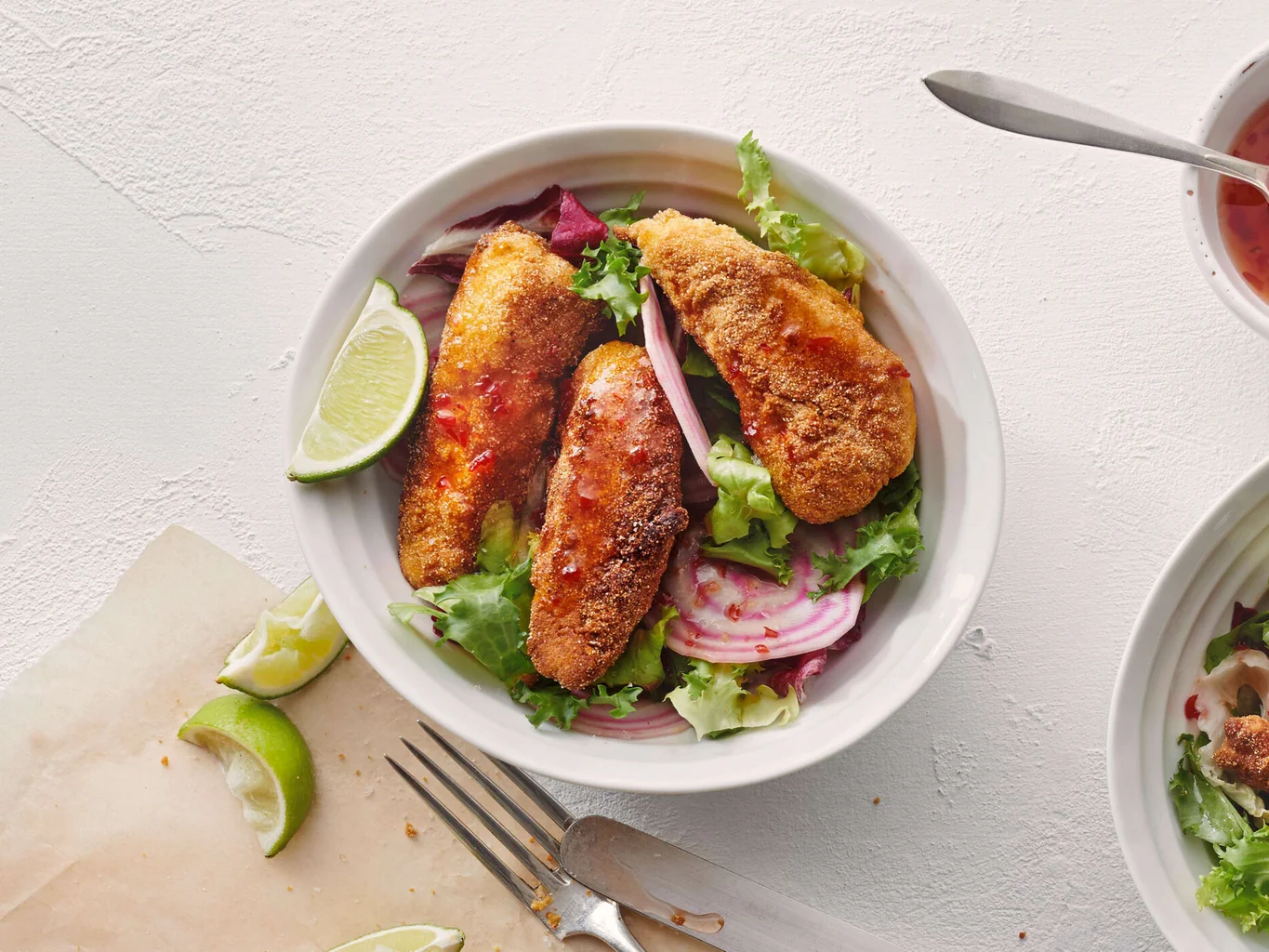 Poisson pané à la polenta sur salade mêlée
