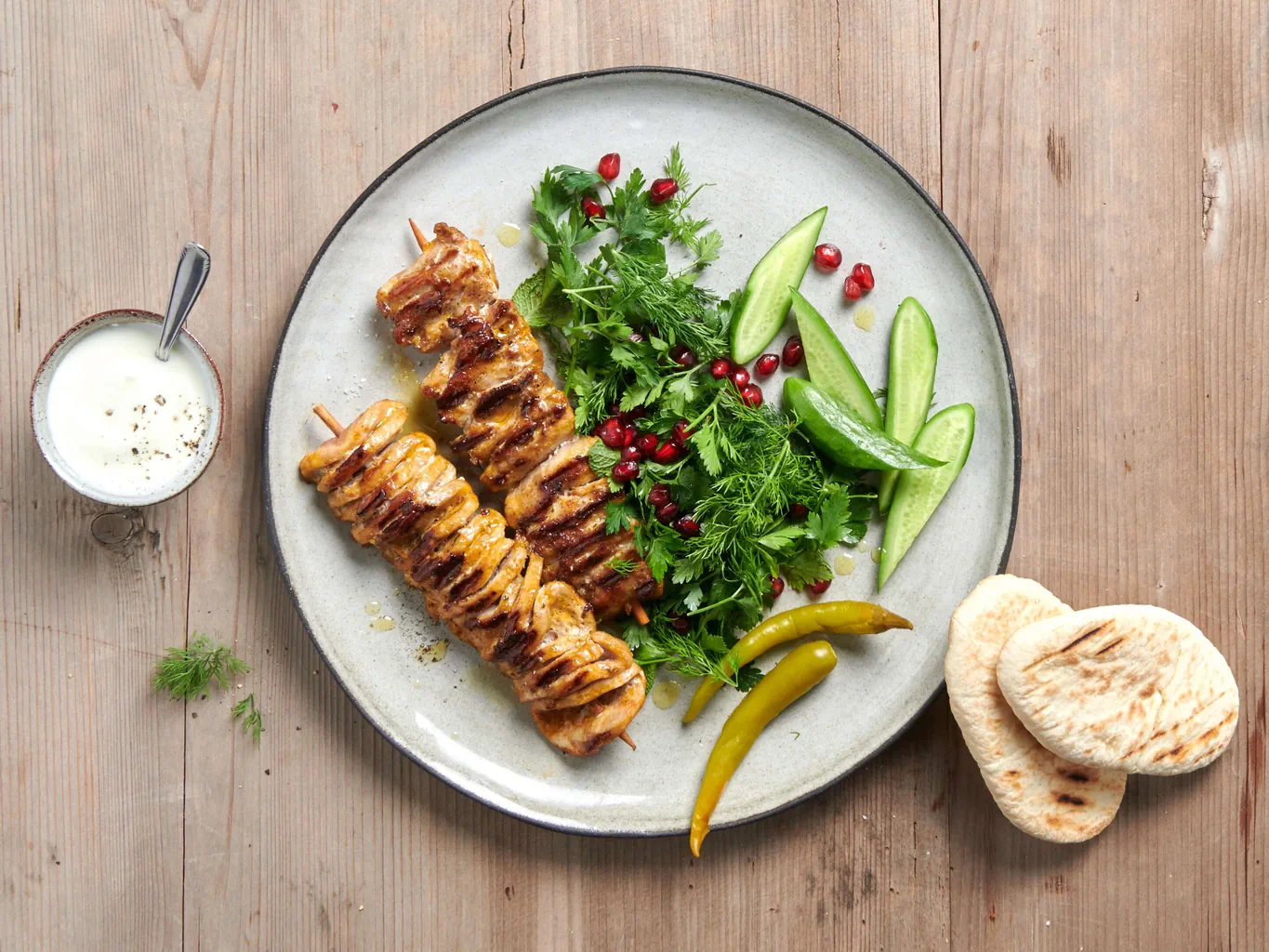 Pouletspiess mit Kräutersalat