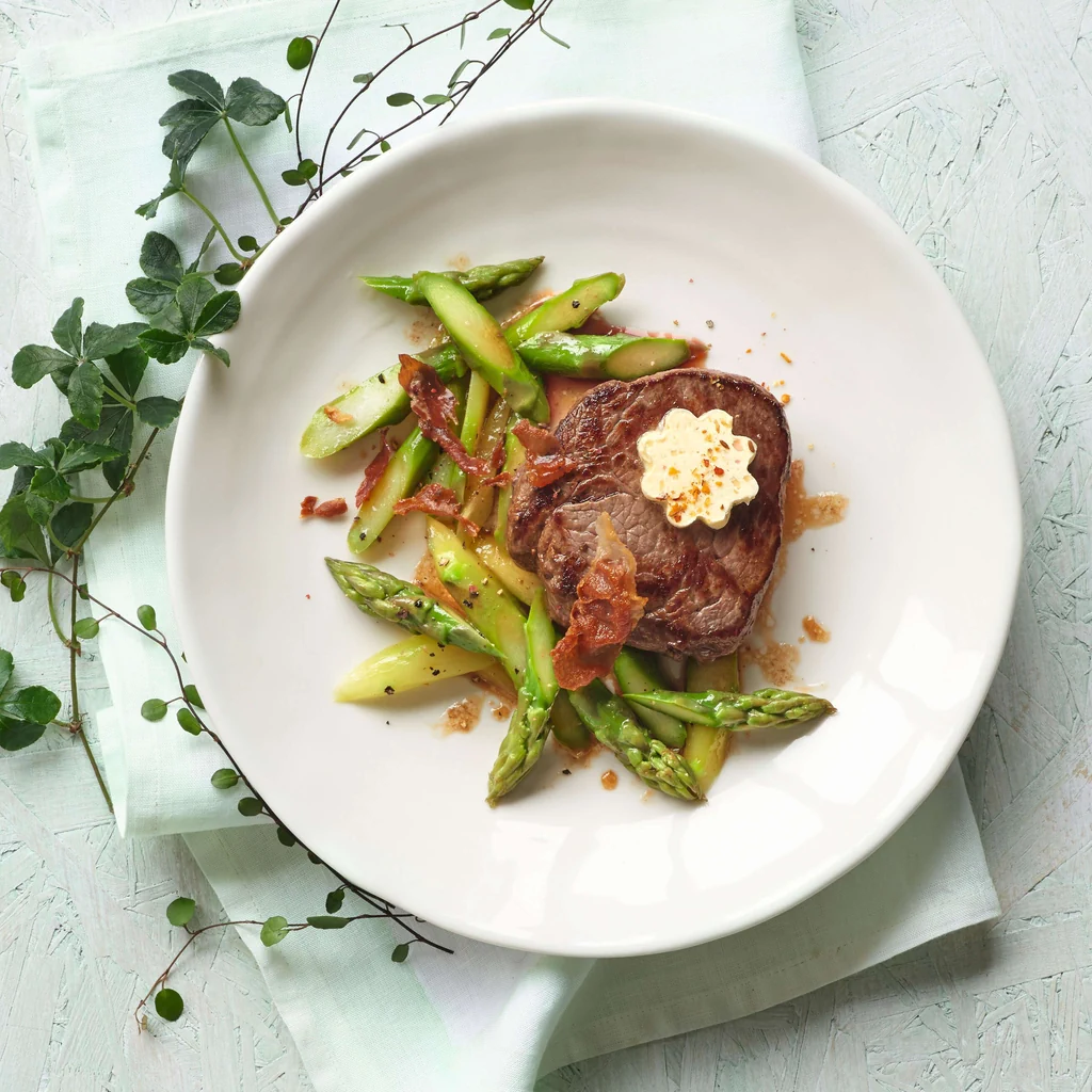 Filets de bœuf avec asperges et beurre au curry
