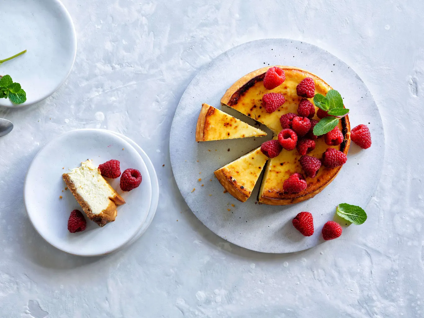 Crème-brûlée-Cheesecake mit Himbeeren