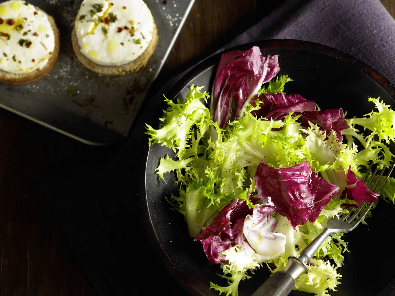 Insalata riccia con toast al caprino