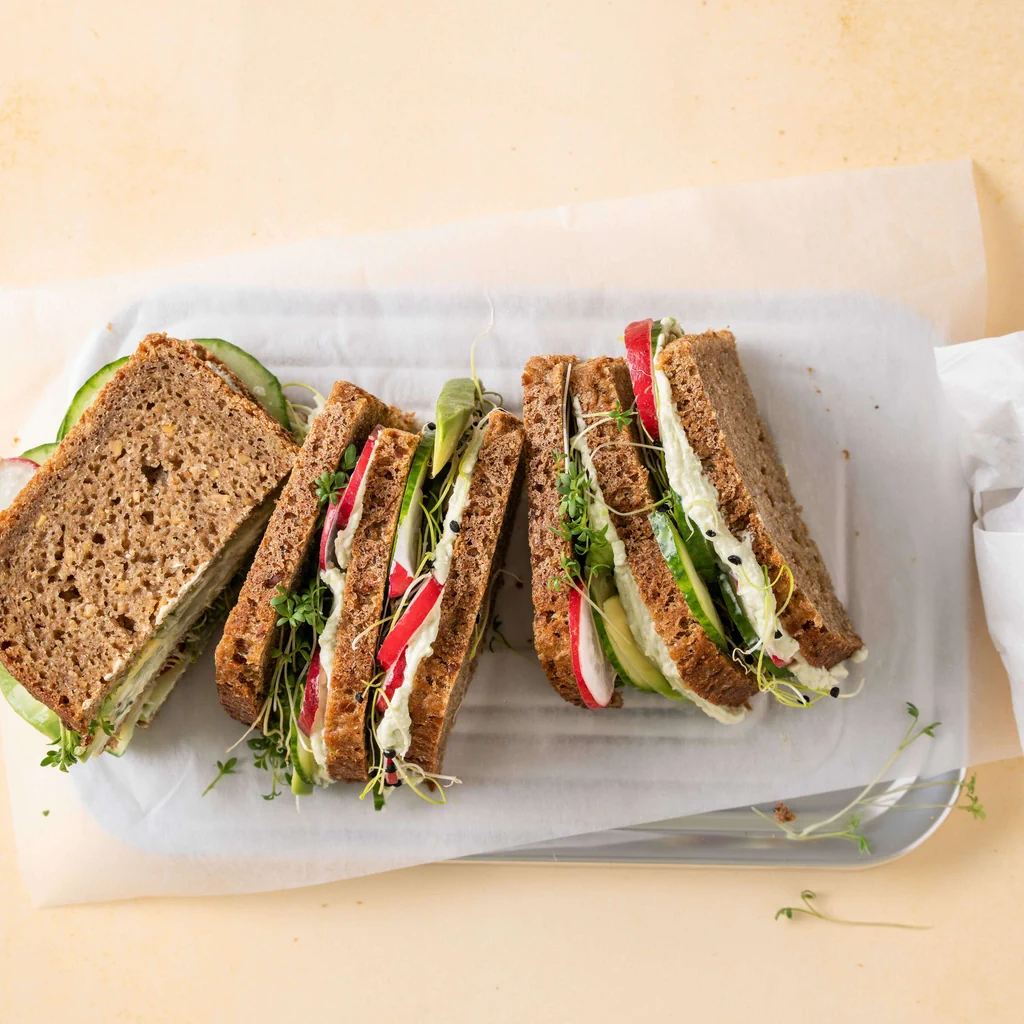 Avocado-Frischkäse-Brot mit Radieschen