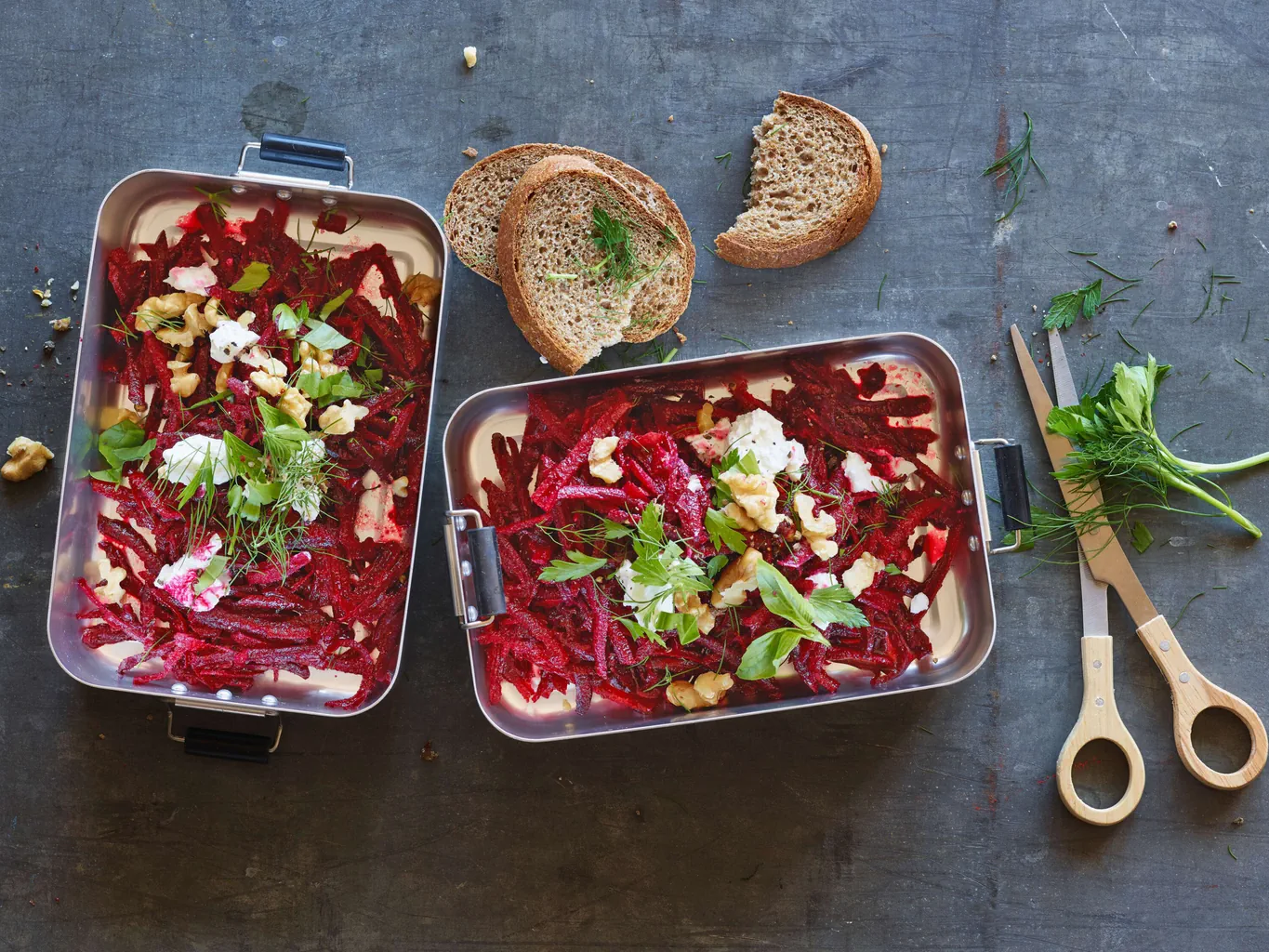 Salade de betteraves rouges toute prête avec chèvre frais