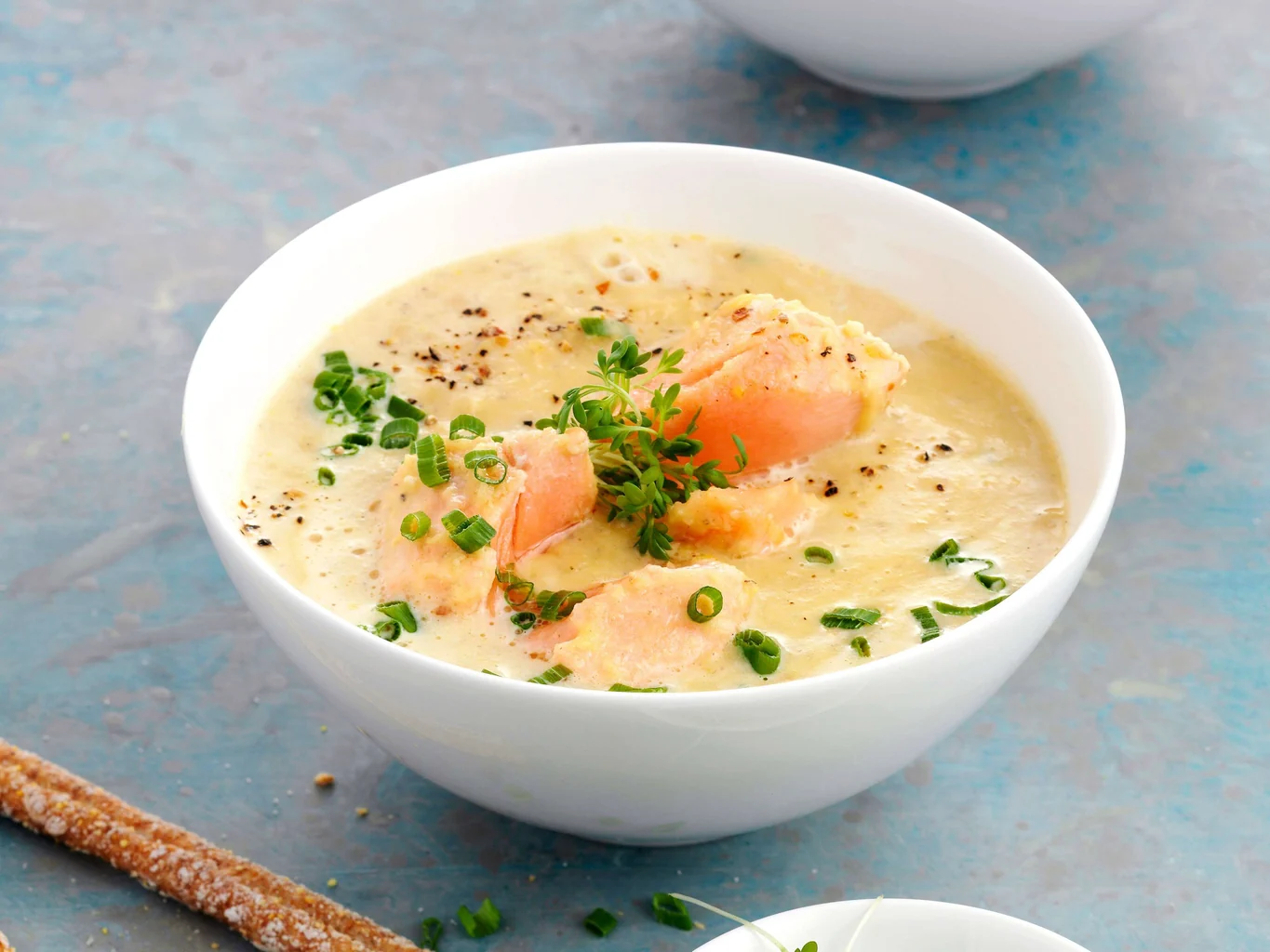 Linsen-Lachs-Suppe mit Schnittlauch und Kresse