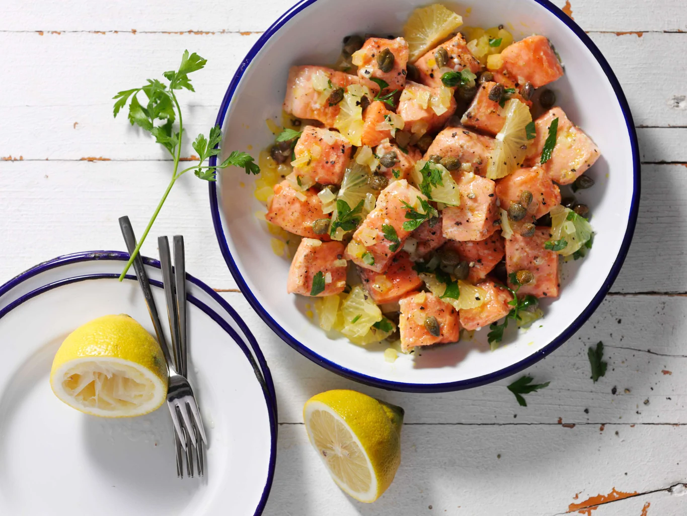 Dadi di salmone ai capperi