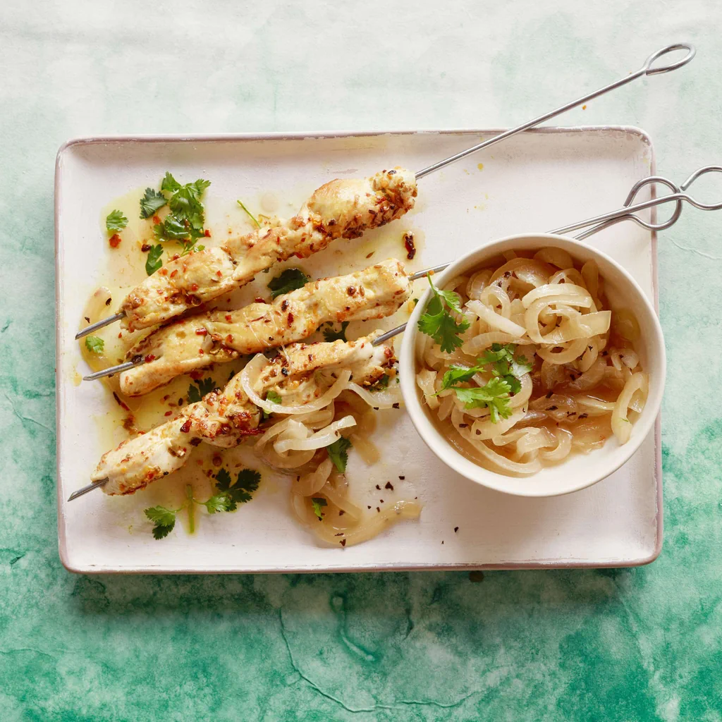 Brochettes de poulet avec confit d'oignons au thé noir