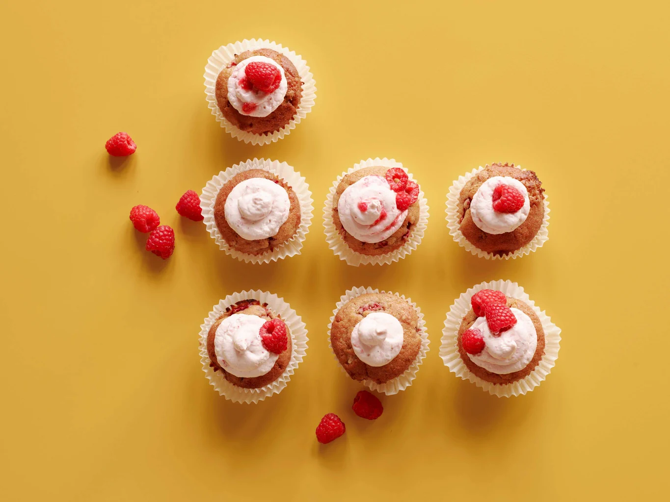 Muffin ai lamponi con topping al formaggio fresco