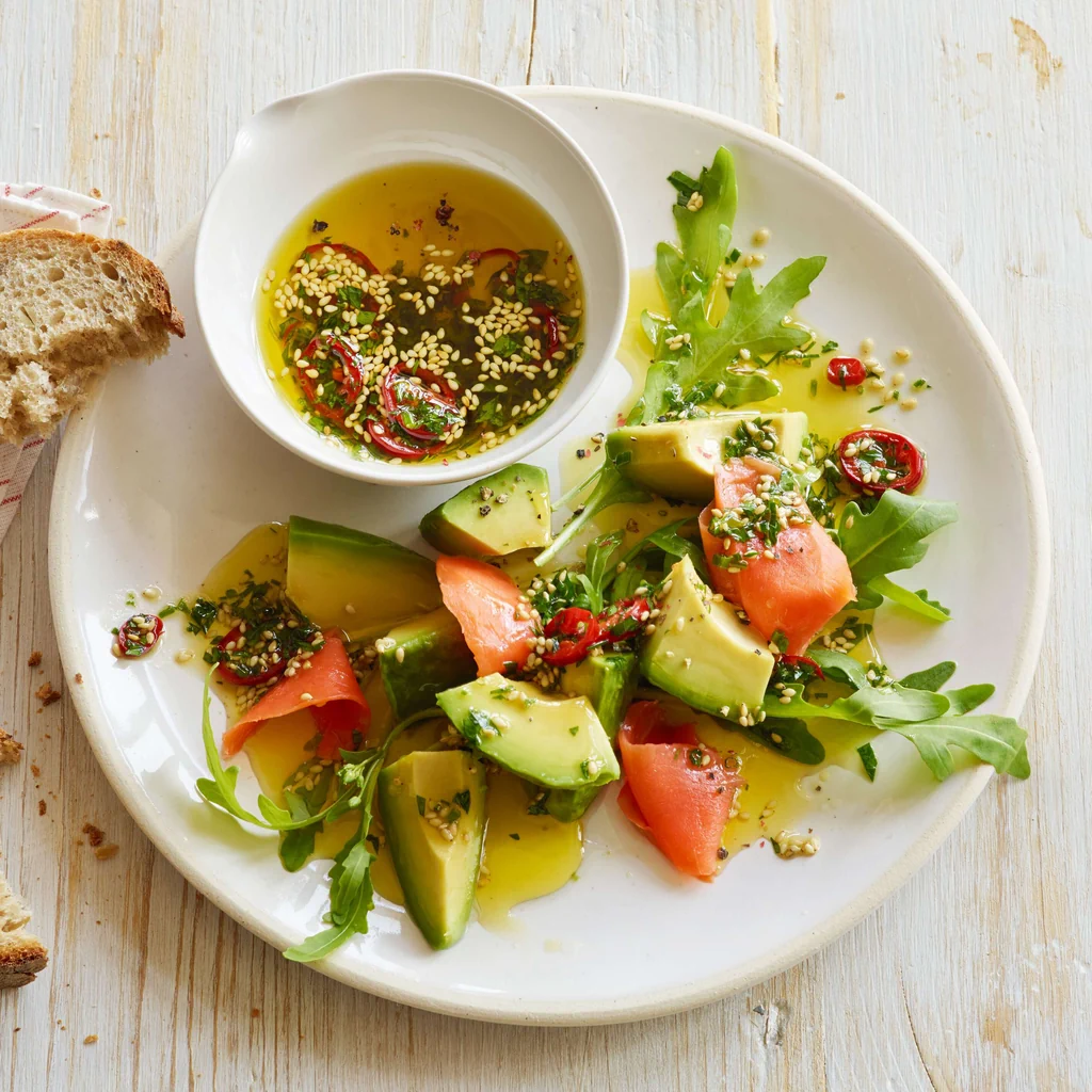 Avocado mit Rauchlachs und Rucola