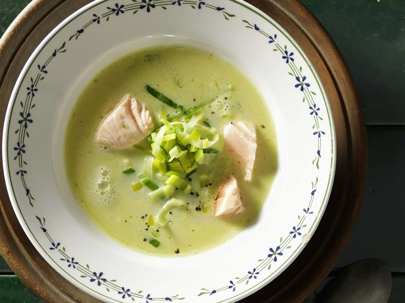 Soupe aux poireaux et au wasabi avec dés de saumon