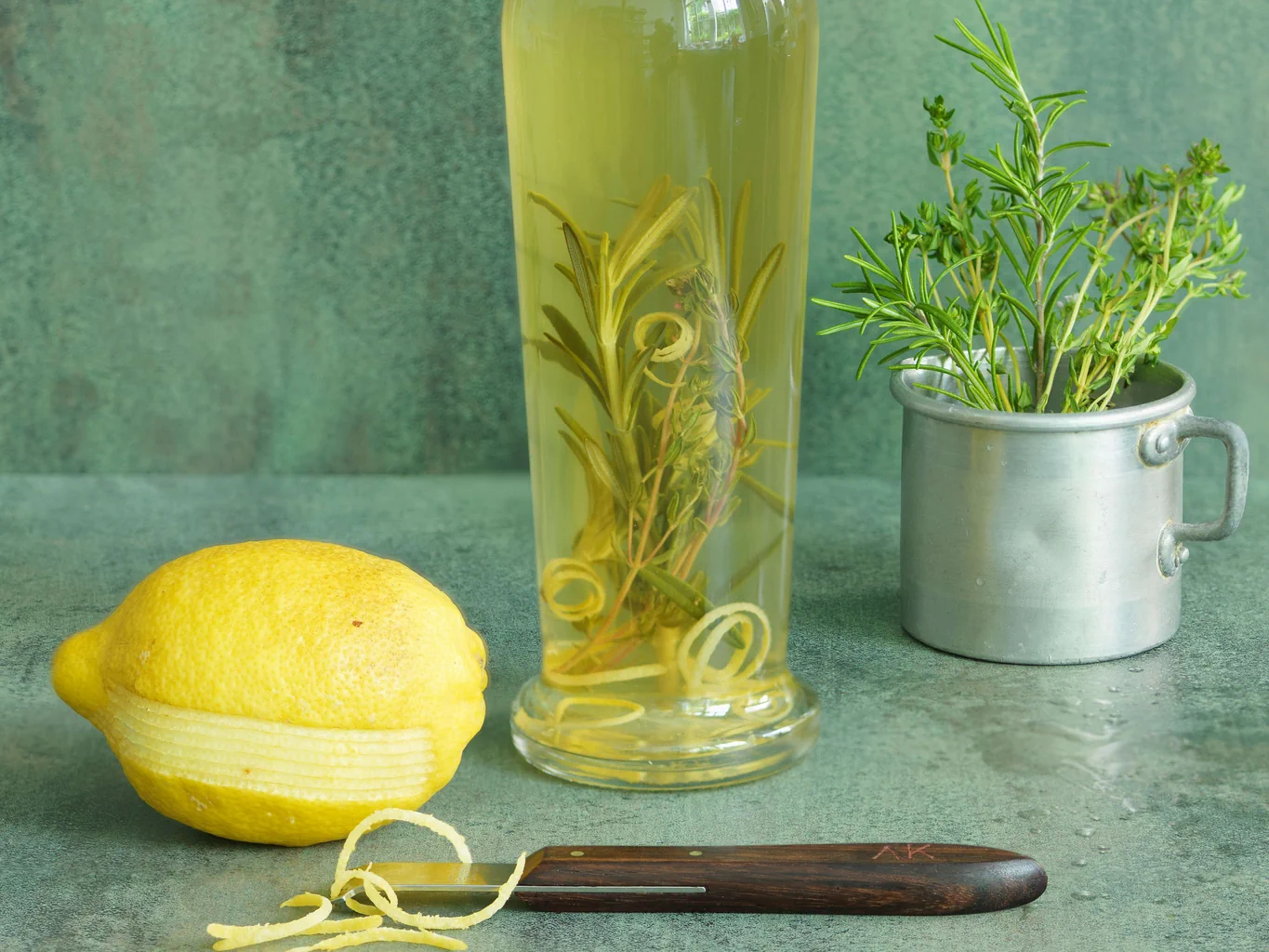 Vinaigre aux herbes avec zestes de citron