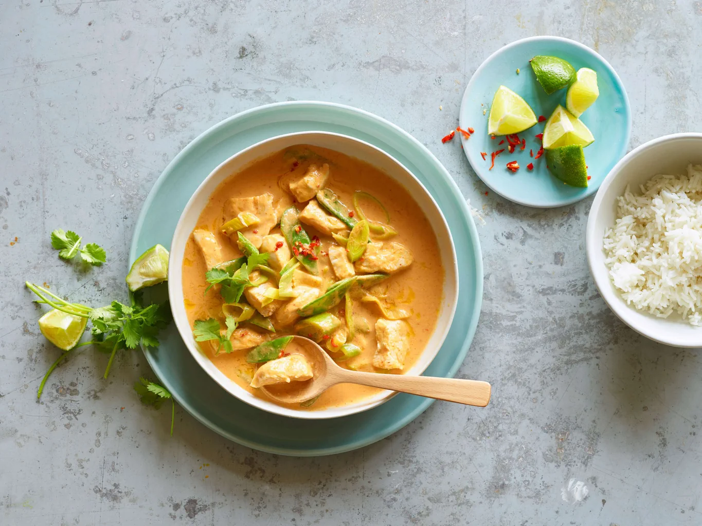 Curry rosso thailandese con pollo affogato