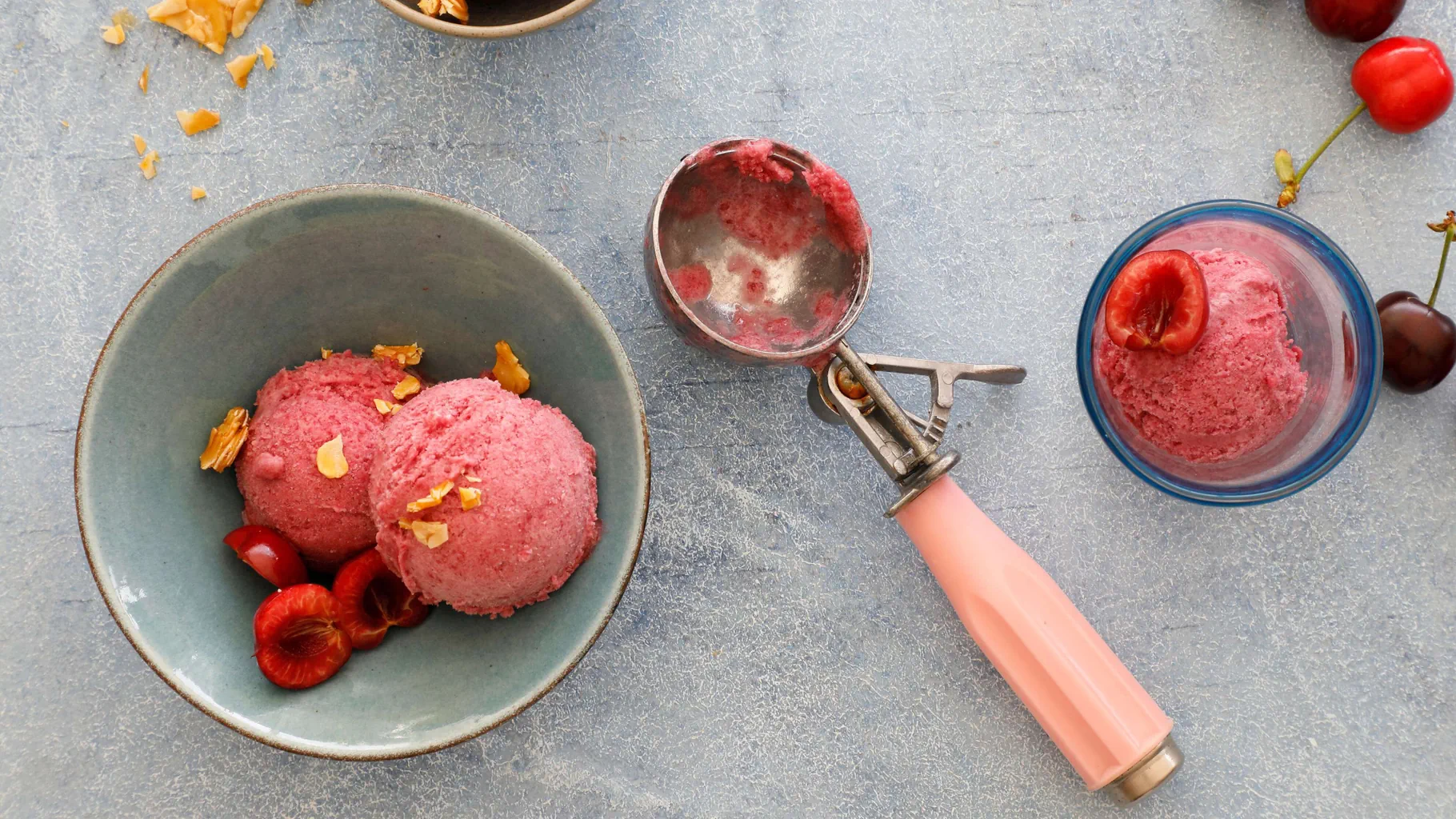 Sorbet aux cerises et au gingembre avec croquant aux amandes