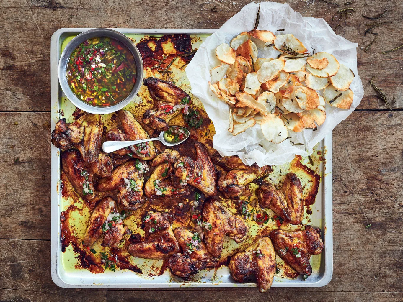 Ailes de poulet avec chips de topinambour