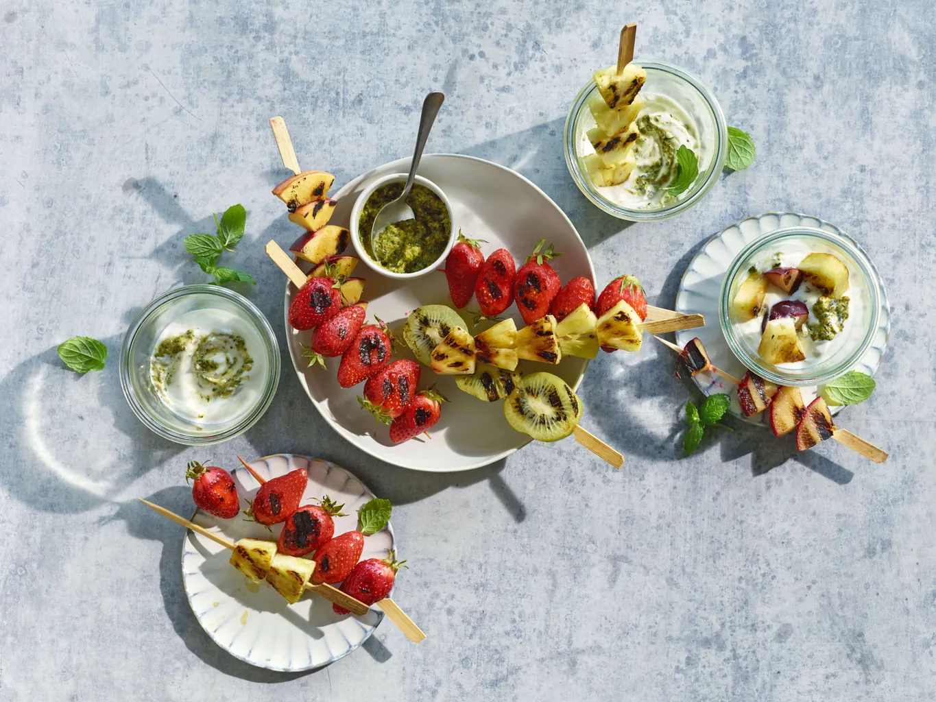 Brochettes de fruits au barbecue avec pesto doux et séré