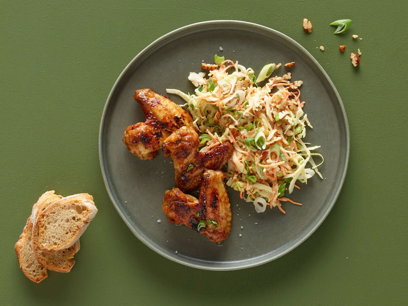 Ailes de poulet croustillantes avec coleslaw