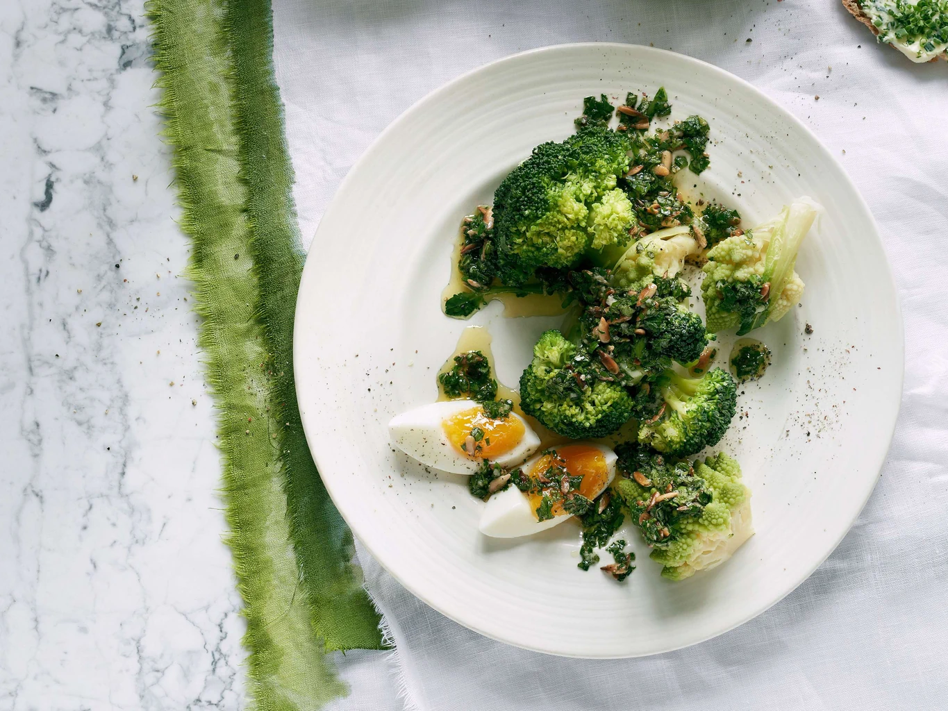 Salade tiède de brocoli et de romanesco avec œuf