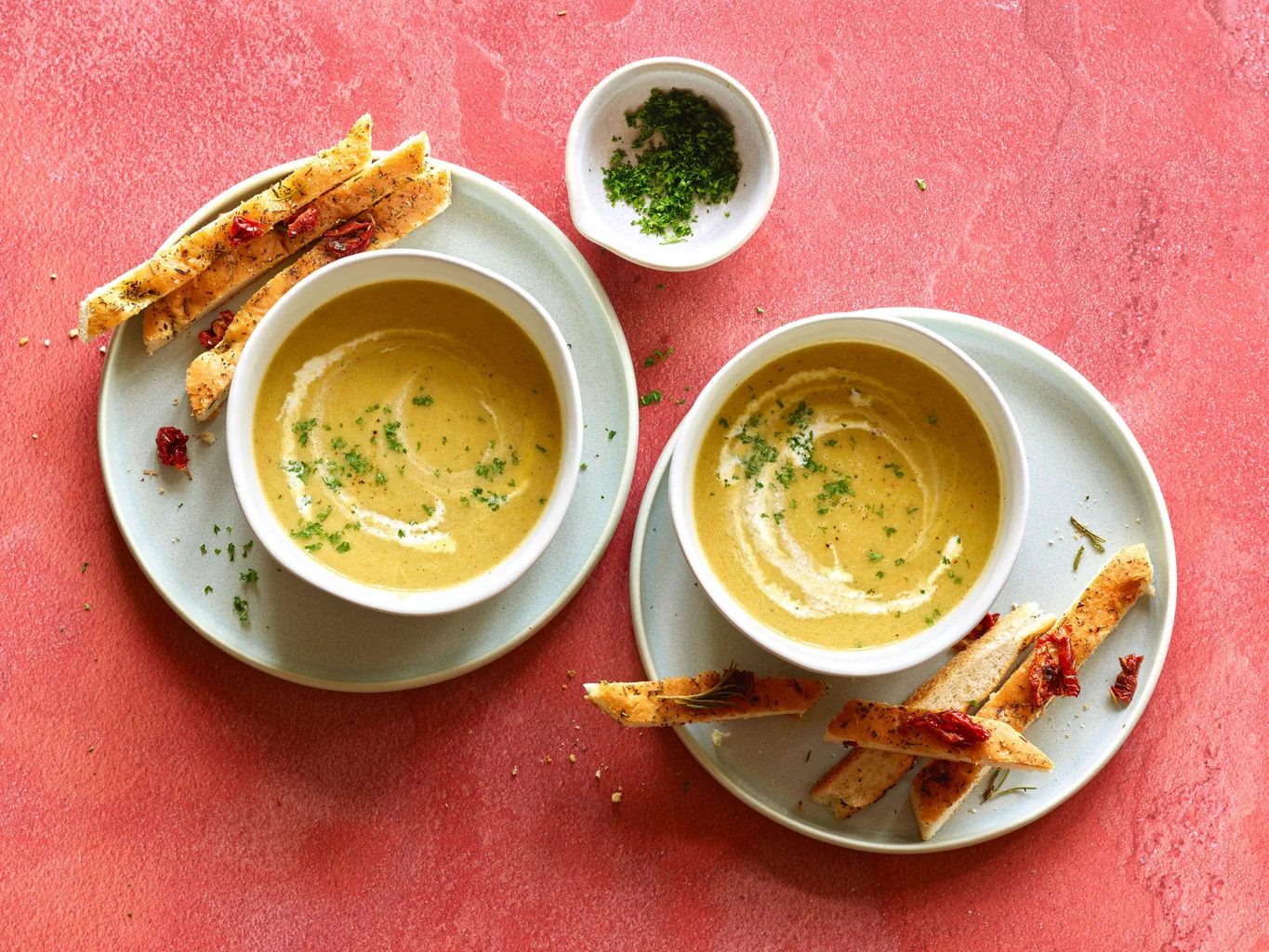 Vellutata di verdure con focaccia ai pomodori secchi