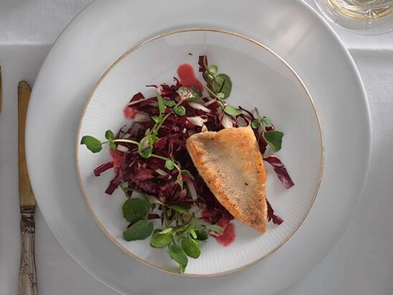 Eglifilet auf Salat mit Pfefferdressing