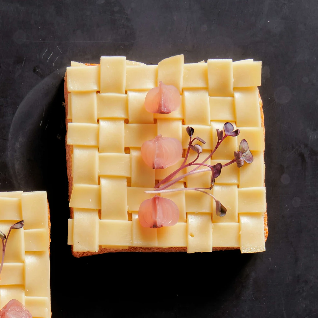 Käse-Canapé mit Zwiebel