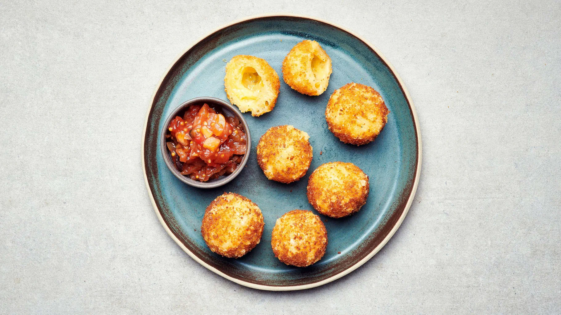 Boulettes au fromage avec chutney de tomates et de dattes