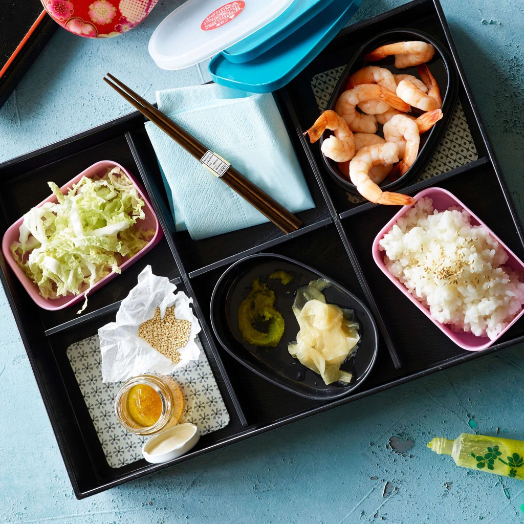 Bento box con insalata sushi