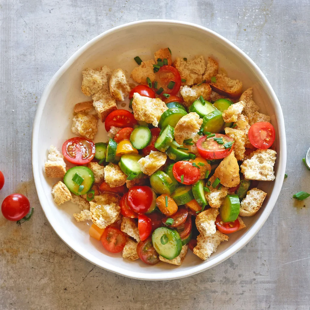 Panzanella aux petits pains croustillants