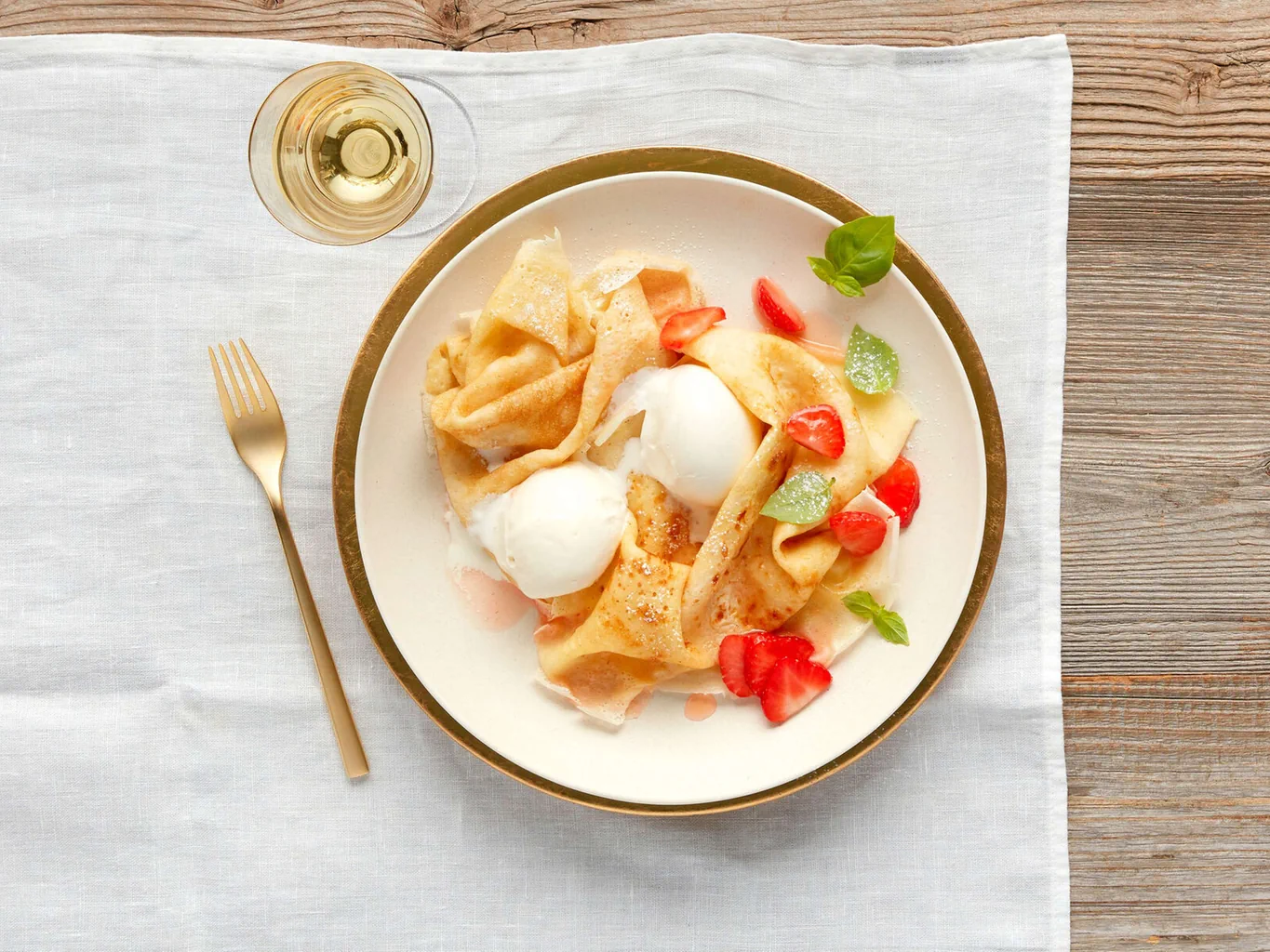 Crêpes mit Glace und Erdbeeren