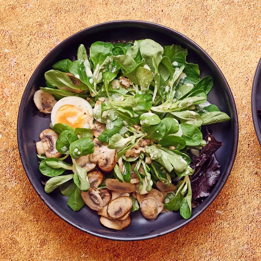 Salat mit Nüssen, Champignons und Ei