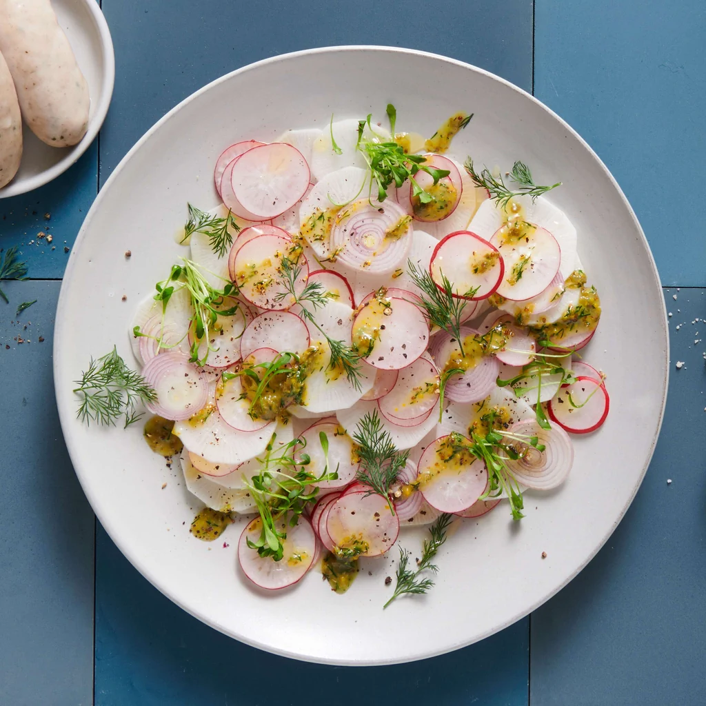 Insalata di ramolaccio e ravanelli con weisswurst