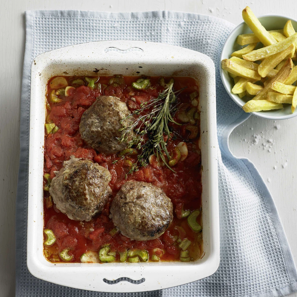 Hackfleischkugel mit Tomatensauce