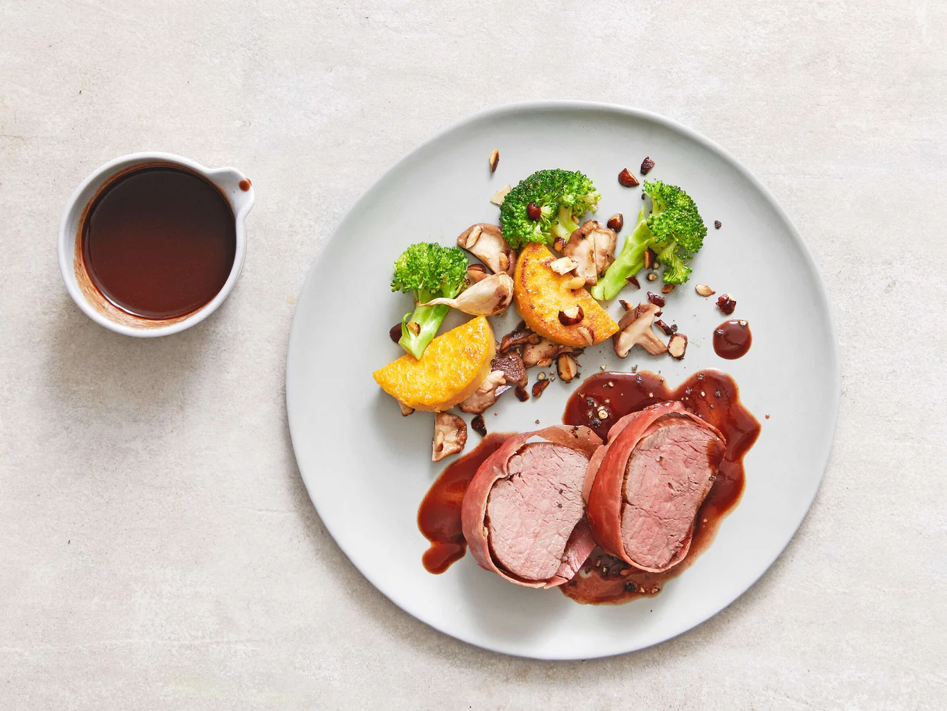 Rindsfilet im Schinkenmantel an Balsamicosauce 
