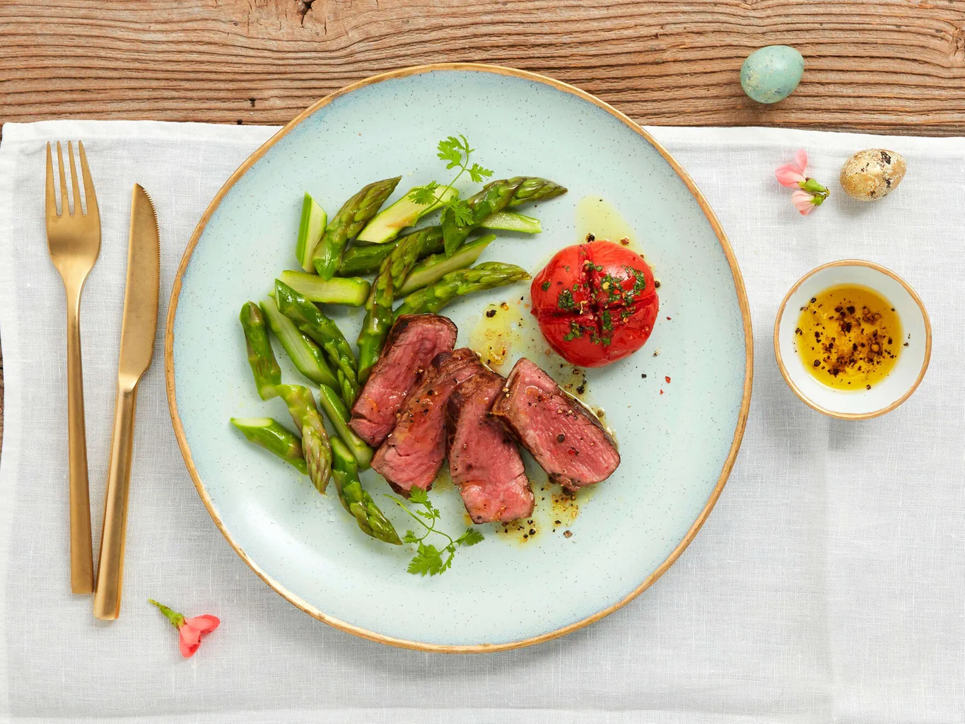 Rindsfilet auf Tomaten-Spargel-Gemüse 