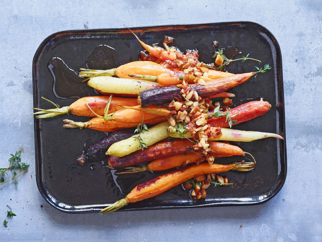 Carote al forno con salsa di pomodori e mandorle 