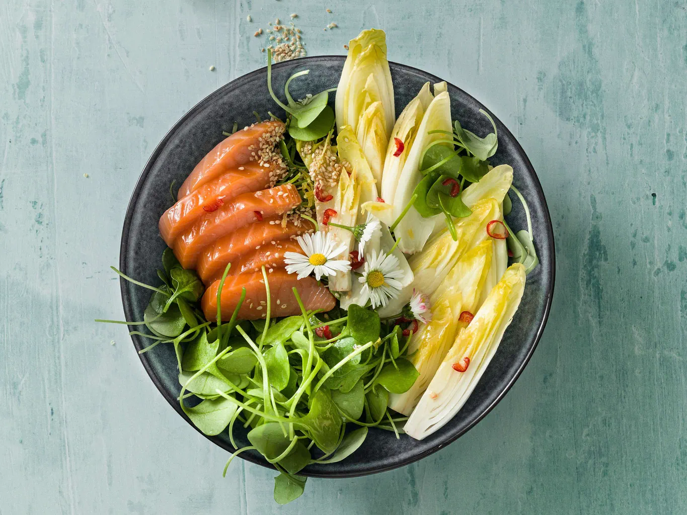 Salade d’endives et de pourpier avec saumon et vinaigrette au sésame