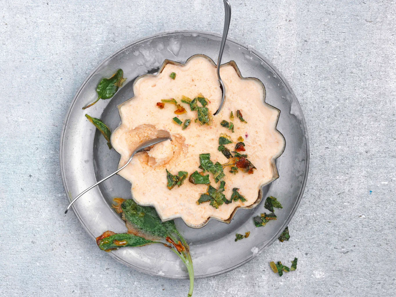Aprikosenparfait mit Knusper-Salbei