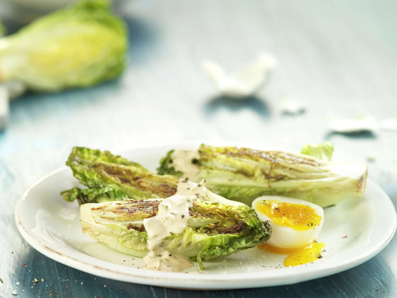 Laitue romaine poêlée et œuf mollet