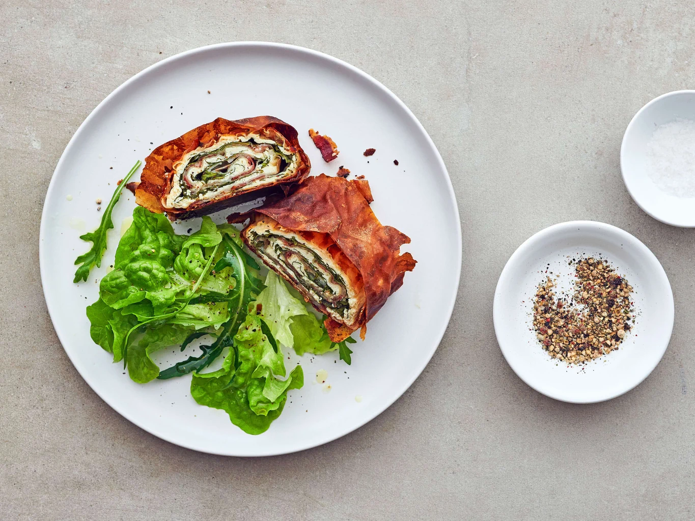 Strudel au lard avec roquette et ricotta