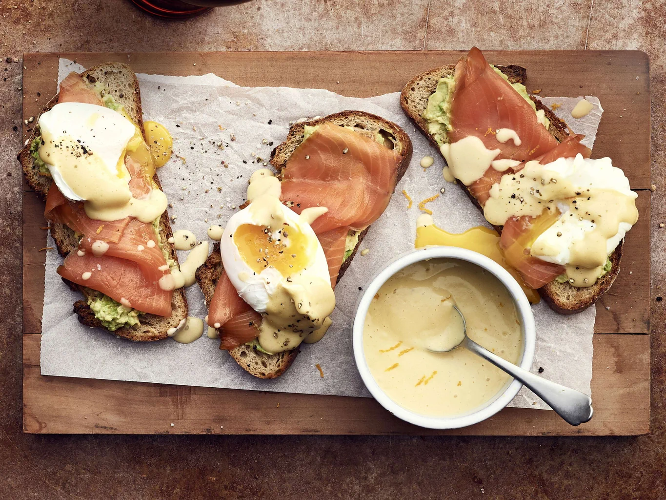 Pain grillé au saumon avec sauce hollandaise à la bière