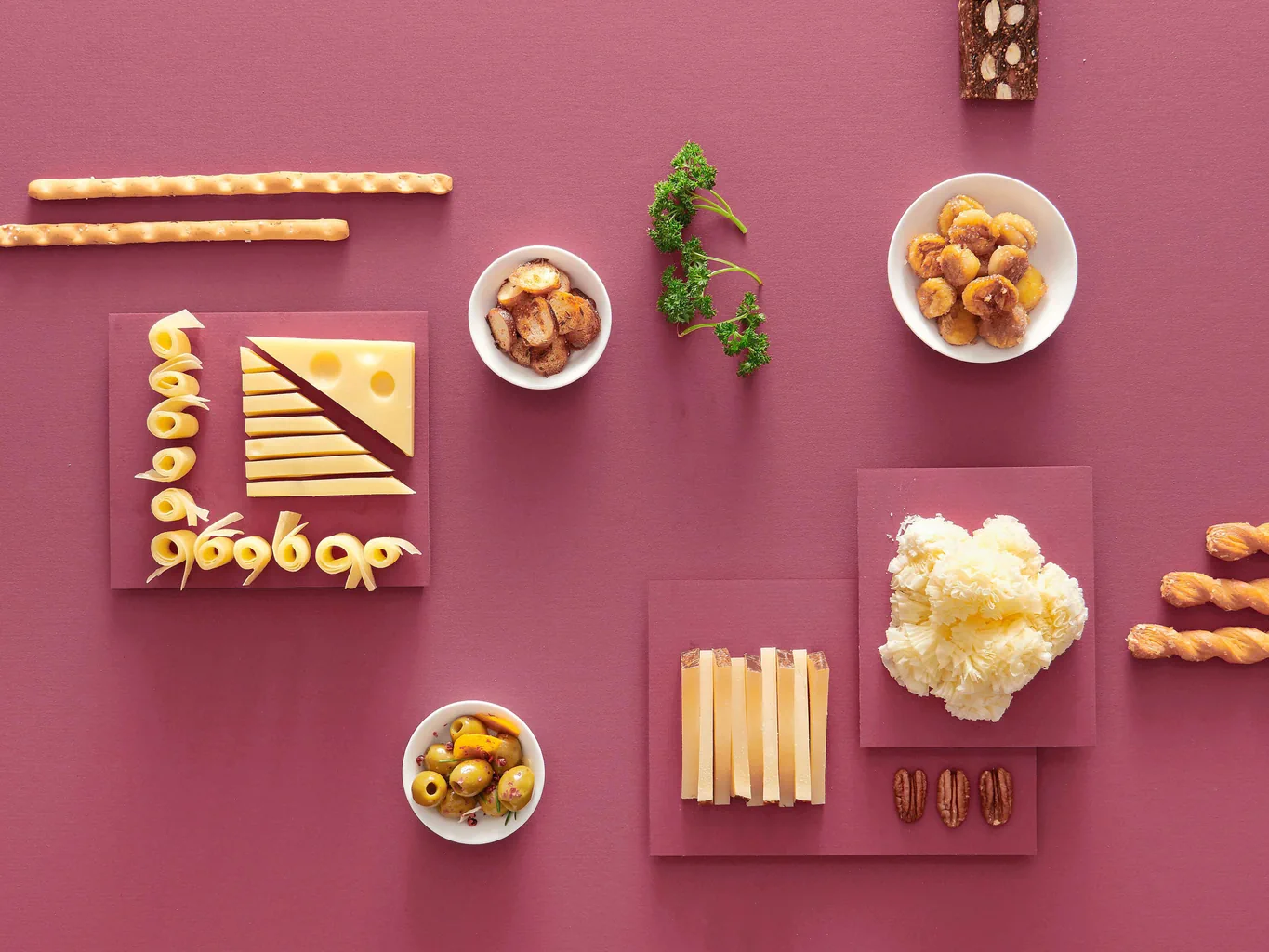 Plateau de fromages à pâte dure avec olives et chips de bretzel