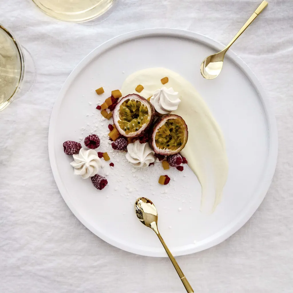 Meringhe con frutta e panna al limone