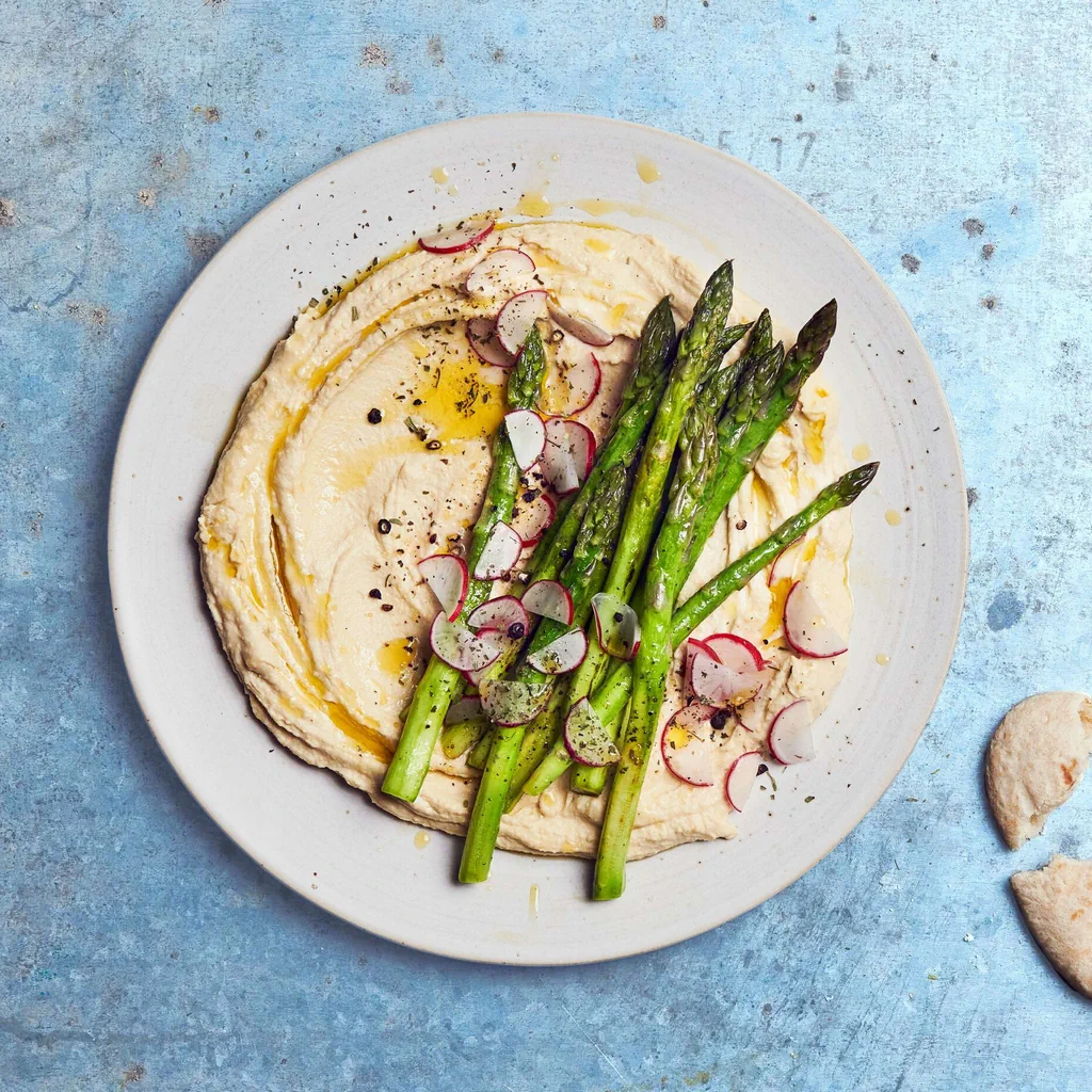 Houmous avec asperges et radis roses 