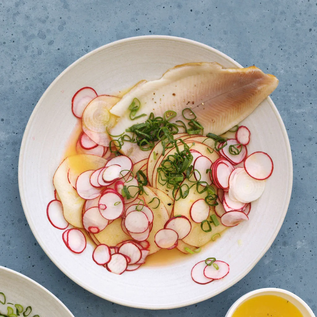 Salade de pommes et de radis avec de la truite fumée