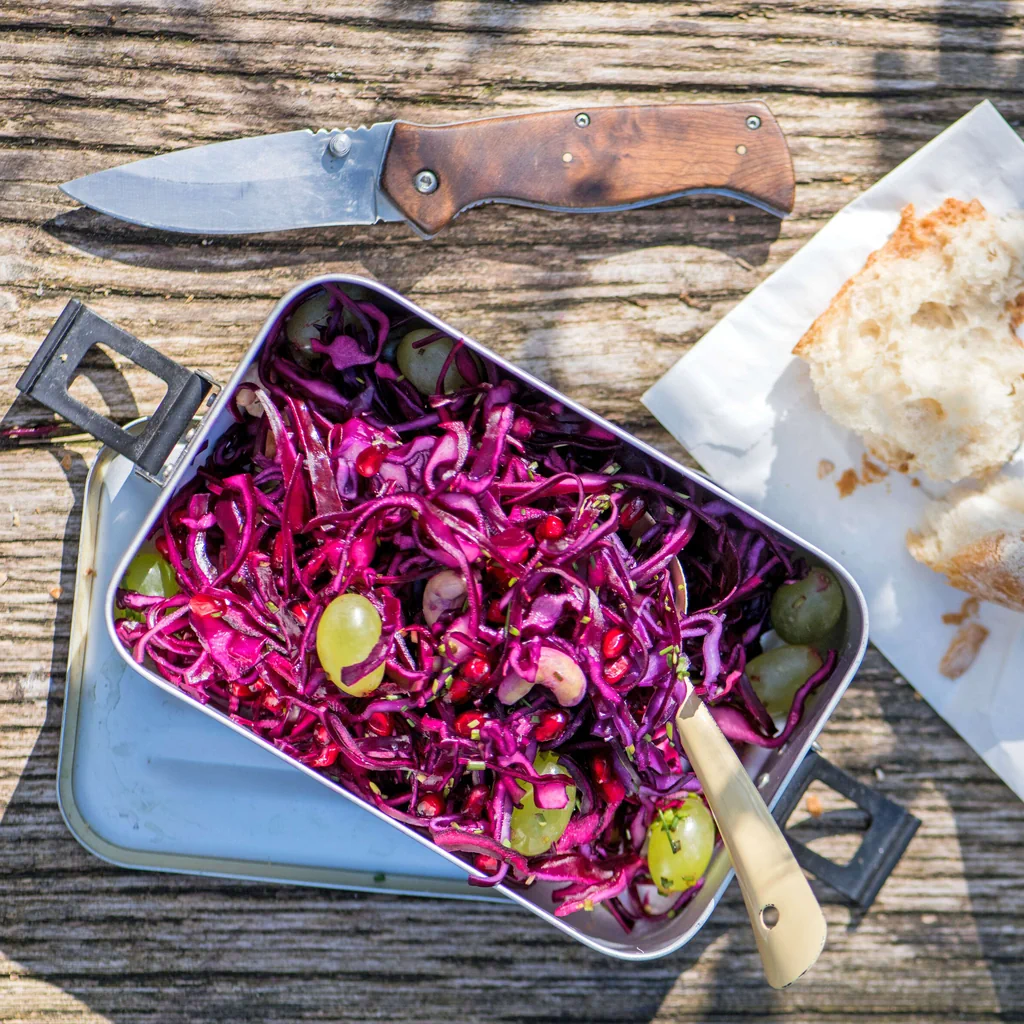 Insalata di cavolo rosso con melagrana e uva